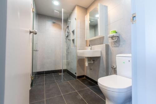 哥打京那巴鲁Margo Home - Jesselton Quay的浴室配有卫生间、盥洗盆和淋浴。