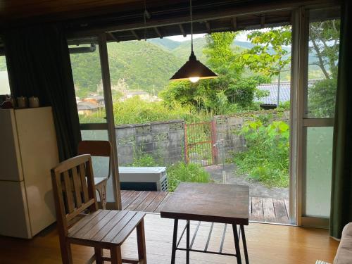 Sakashitaゲストハウス　にじゅうよん的享有庭院景致的客房内的桌椅