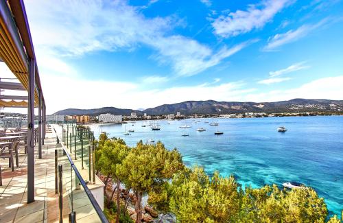 帕尔马诺瓦Leonardo Royal Hotel Mallorca Palmanova Bay的享有海湾和水中船只的景色