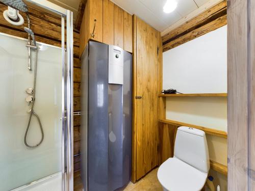 帕达斯特Pädaste Välja Apartments的一间带冰箱和卫生间的小浴室