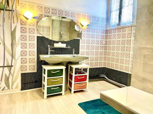 贝尔热拉克Maison B的浴室设有水槽和墙上的镜子