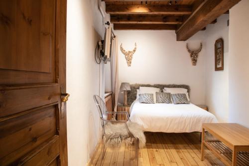 奥尔迪诺Place of charm and tranquility的卧室配有1张床、1张桌子和1把椅子