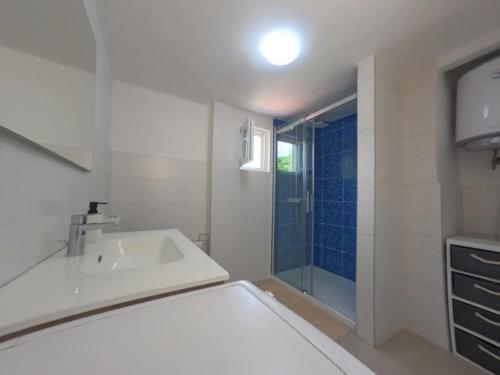 洛夫兰Apartment Adria Lovran的白色的浴室设有水槽和淋浴。