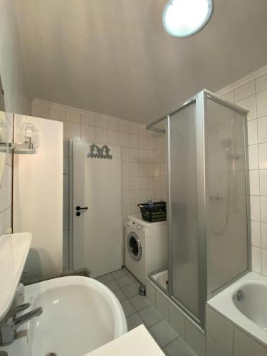 LathenFerienwohnung 24 Unten Rechts 3 Zimmer的一间带水槽和洗衣机的浴室
