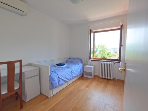 洛夫兰Apartment Adria Lovran的一间小卧室,配有床和窗户
