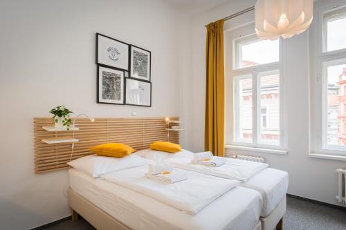 布拉格Self-service Hotel Ostaš Praha的卧室设有2张白色的床和大窗户