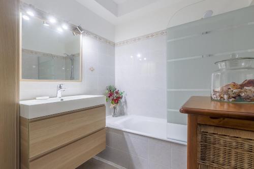 利勒鲁斯U Momentu - appt climatisé avec terrasse的带浴缸、水槽和浴缸的浴室