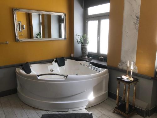 诺尔雪平斯特兰德酒店的一个带镜子的浴室内的白色大浴缸