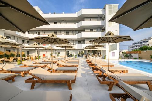 卡尔扎迈纳Nicolas Grand Suites, Adults Only的一个带游泳池、躺椅和遮阳伞的度假村