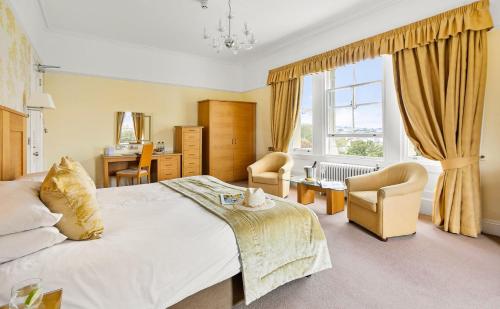 法尔茅斯理查德森法尔茅斯酒店的一间卧室配有床、椅子和窗户