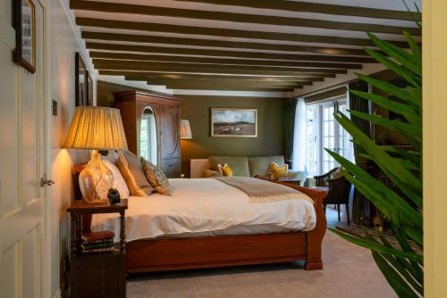 灵伍德High Corner Inn的一间卧室配有一张特大号床。