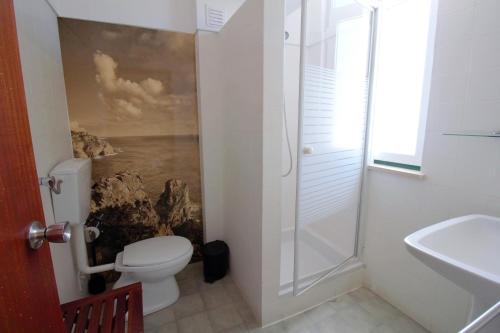 辛特拉WOT Sintra Sarrazola的带淋浴、卫生间和盥洗盆的浴室