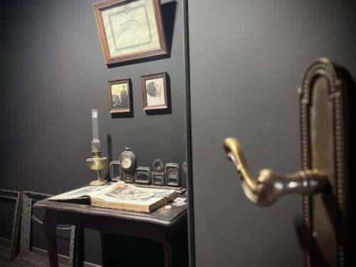 埃南博蒙Le 1930的一间设有一张桌子、蜡烛和一盏灯的房间