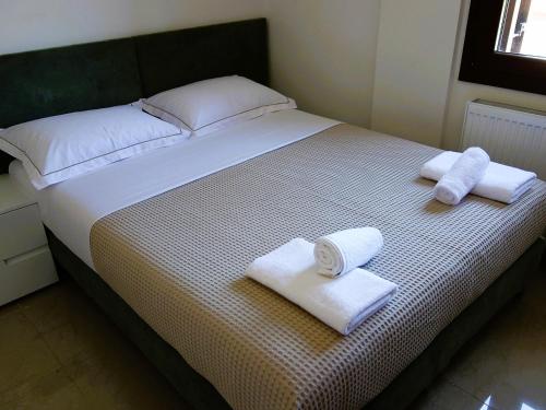 尼尔斯吉尼Blue Dream Villa的一间卧室配有带毛巾的床
