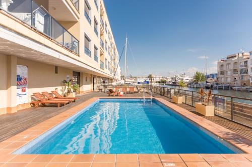 艾姆布里亚布拉瓦伊普布拉巴海滨皮埃尔假日酒店的大楼阳台上的游泳池
