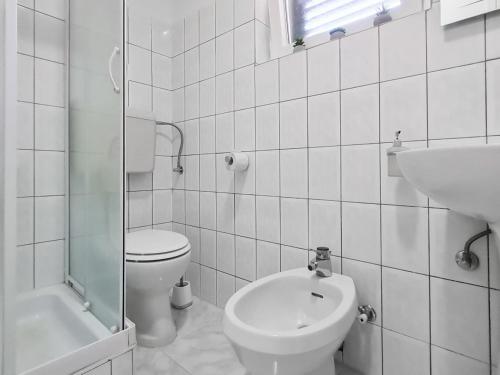 维甘Apartment in Viganj with sea view, balcony, air conditioning, Wi-Fi (3870-3)的白色的浴室设有卫生间和水槽。