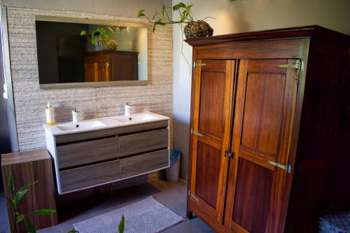 圣皮埃尔Casa Babalahy的一间带水槽和木制橱柜的浴室