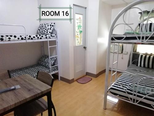 黎牙实比Thirdy's Place Hostel的客房设有餐桌和双层床。