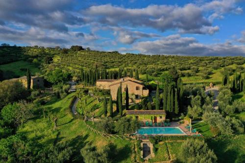 帕尼卡莱Relais Villa Monte Solare Wellness & SPA的享有带游泳池和树木的房屋的空中景致