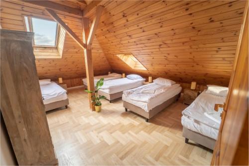 克拉科夫BlissHouse Cracow的小木屋内带三张床的客房