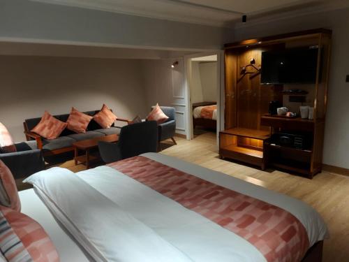 大吉岭Hotel Sonar Bangla Darjeeling的酒店客房设有床和客厅。