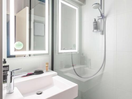 波尔多宜必思波尔多中心玛丽亚戴克酒店的白色的浴室设有水槽和淋浴。