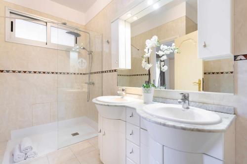 阿坎提拉德洛斯基拉斯弗洛雷斯别墅酒店的白色的浴室设有水槽和淋浴。