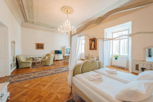 赫拉德克扎麦赫拉迪克酒店的一间卧室设有一张床和一间客厅。