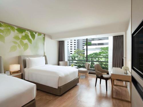 曼谷曼谷瑞享BDMS 健康度假村的酒店客房设有两张床和一个阳台。