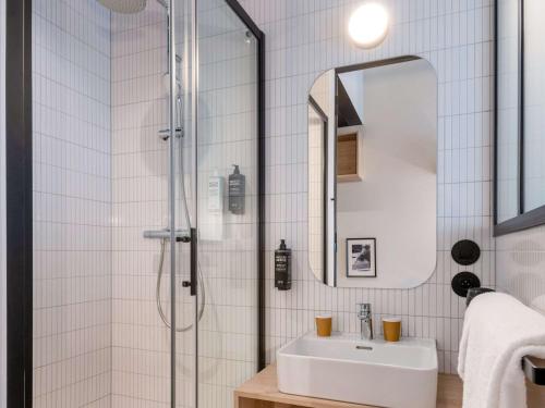 那慕尔ibis Styles Namur的一间带水槽和淋浴的浴室