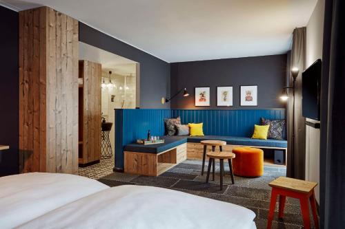 美因茨me and all hotel Mainz, part of JdV by Hyatt的酒店客房,设有床铺和蓝色的墙壁