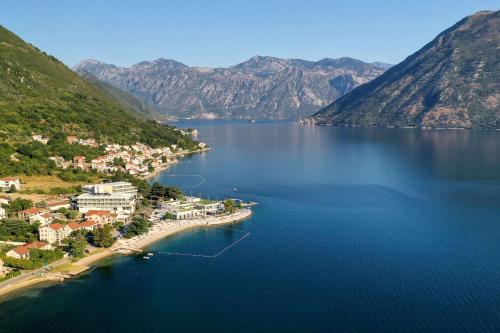 科托尔Hyatt Regency Kotor Bay Resort的水中的一个岛屿