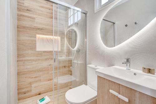 卡亚俄萨尔瓦赫Good Mood - Sunny Seaview的带淋浴、卫生间和盥洗盆的浴室