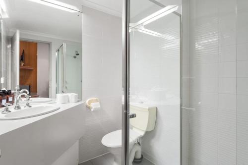 阿德莱德The Hidden Gem - Adelaide CBD的带淋浴、卫生间和盥洗盆的浴室