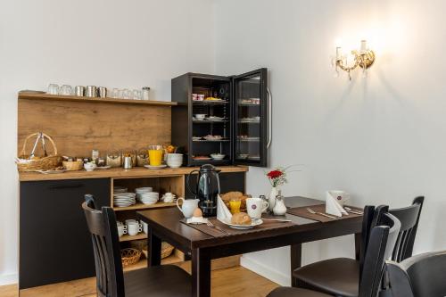 梅拉内安内特加尼酒店的一间带桌椅和柜台的用餐室