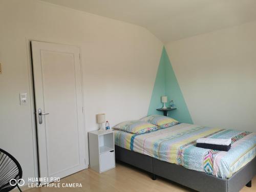阿纳齐2 chambres privatives avec Sdb proche circuit的一间卧室设有一张床和白色的墙壁