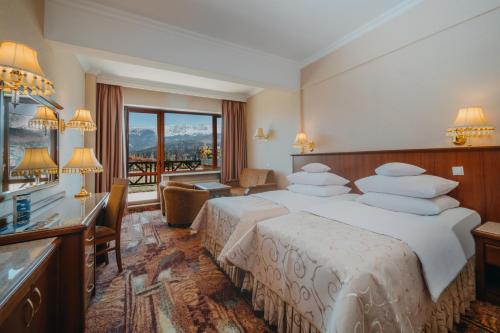 卡尔帕奇卡尔帕奇佳乐比思琪酒店的酒店客房设有两张床、一张书桌和一个窗户。