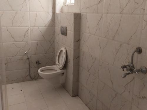 DabokDiva Villa的一间带卫生间和淋浴的浴室