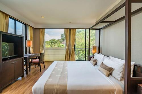 Si Maha PhotTawa Ravadee Resort Prachinburi, a member of WorldHotels Distinctive的一间卧室设有一张大床和一个大窗户