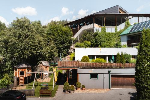瑟弗浩斯Annas Garten的一座带车库的房子和一座带日光浴室的房子
