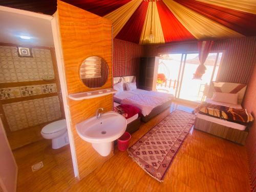 瓦迪拉姆Nael Bedouin camp的一间带床和水槽的小浴室
