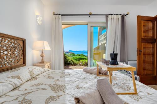 马里内拉Appartamento Eleganza - SHERDENIA Luxury Apartments的一间卧室配有一张床、一张桌子和一个窗户。