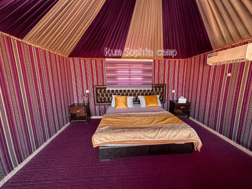 瓦迪拉姆Rum Sophia camp的帐篷内一间卧室,配有一张床