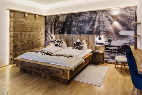 泰森多夫Wellness Natur Resort Gut Edermann的一间卧室设有一张带木墙的大床