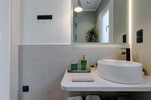 阿普索斯Terranova beach apartment - Menta的浴室设有白色水槽和镜子
