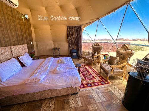 瓦迪拉姆Rum Sophia camp的帐篷内的卧室,配有一张床和两把椅子