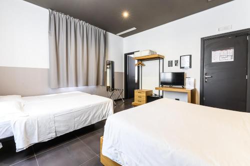 罗马Central Lodge Hotel的酒店客房设有两张床和电视。