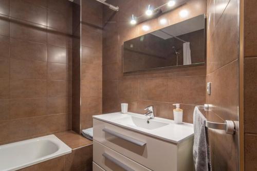 桑坦德APARTAMENTO Holidea MATALEÑAS的一间带水槽、浴缸和镜子的浴室