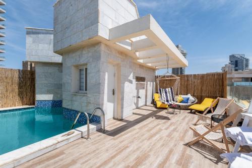内坦亚Boutique Villa with Rooftop Pool的一座带游泳池和庭院的房子