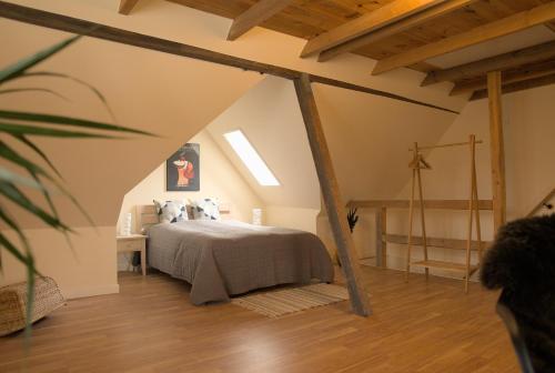 HårlevAkaciegaarden Bed & Breakfast的阁楼卧室配有床